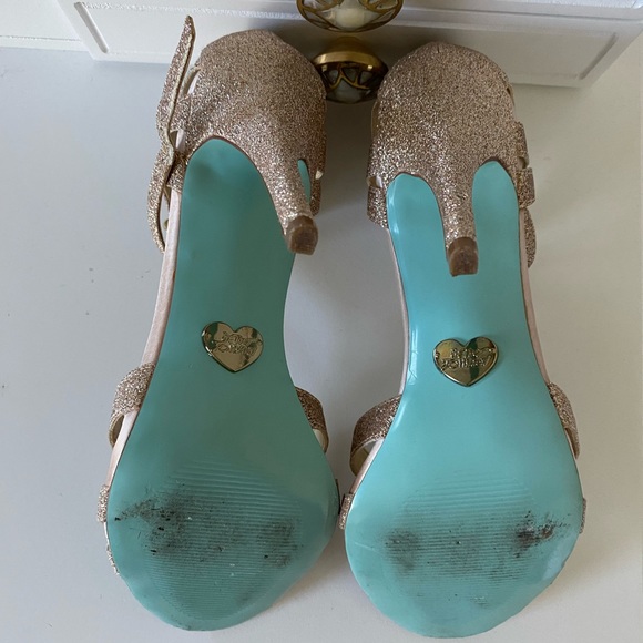 Blue by Betsey Johnson Tee Champagne Glitter Dress Sandals Size 9 - Picture 4 of 5